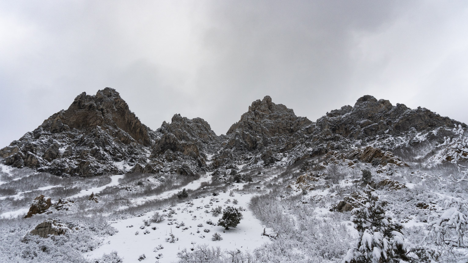 Four triangular peaks in a row all snowy